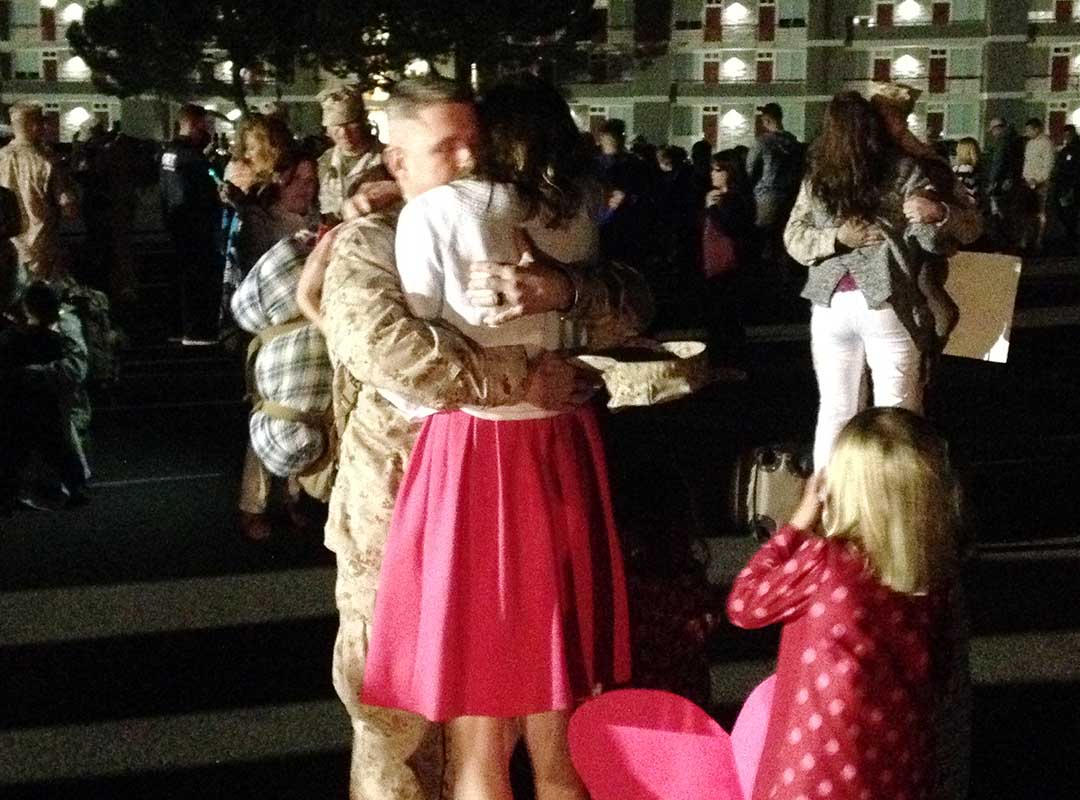 1st MAR Return Middle East-Marine & Wife embrace