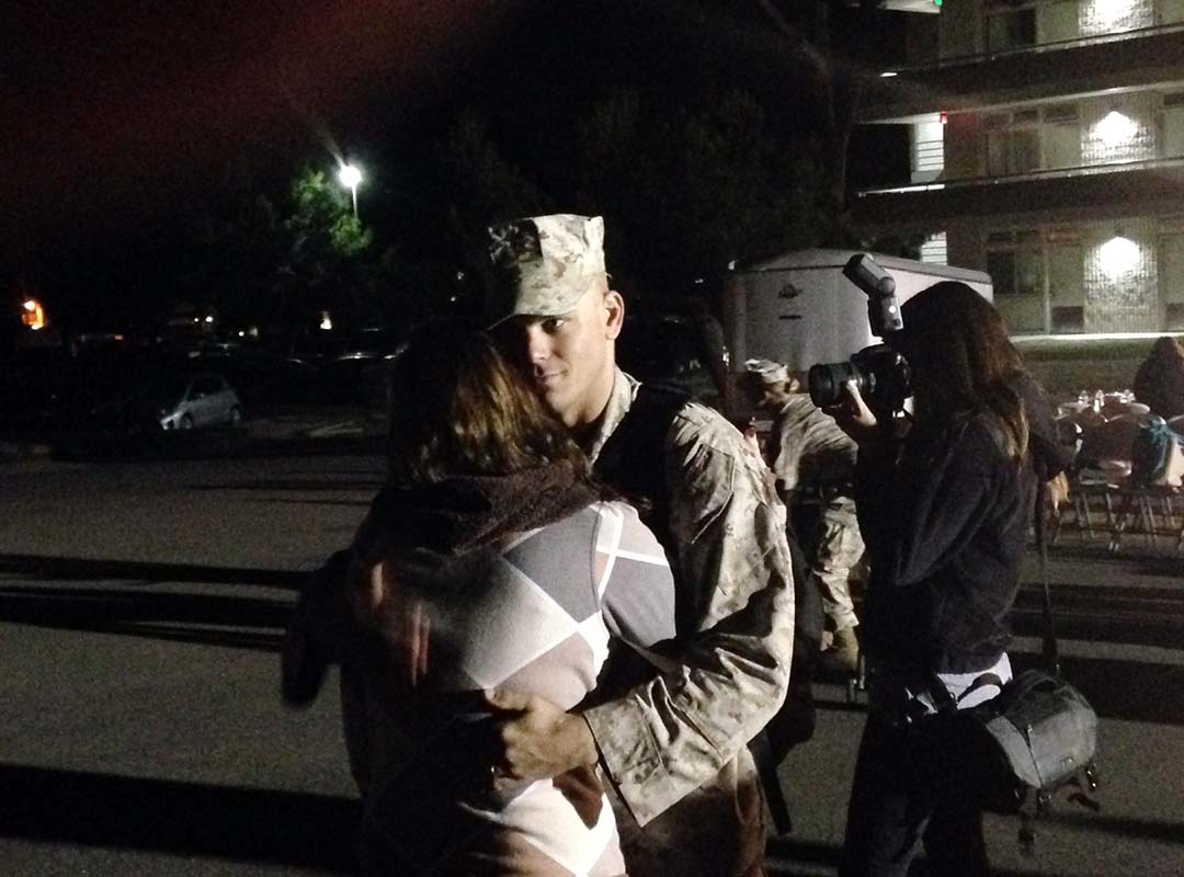 1st MAR Return Middle East-Marine & Wife embrace